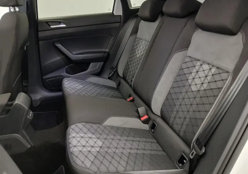 Vue intérieure côté droit des sièges arrière du Volkswagen Taigo 2025 avec sellerie tissu gris à motifs géométriques.
