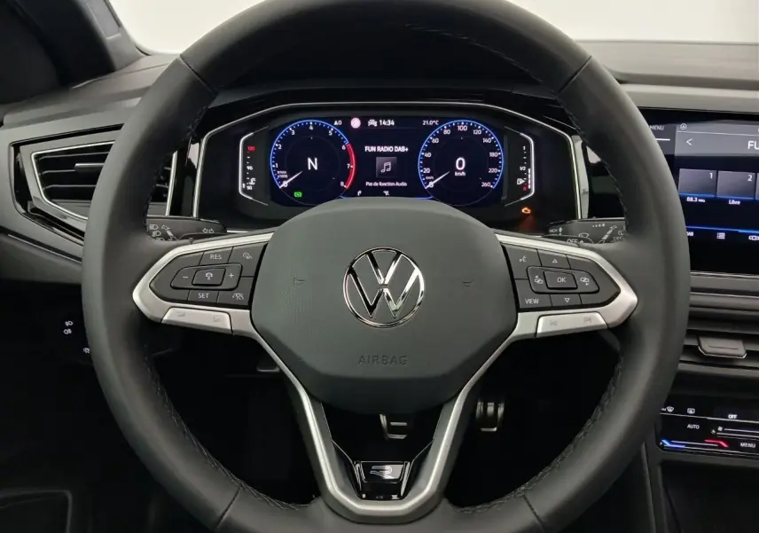 Vue rapprochée du volant cuir multifonctions Volkswagen Taigo 2025 avec tableau de bord digital et commandes intégrées.
