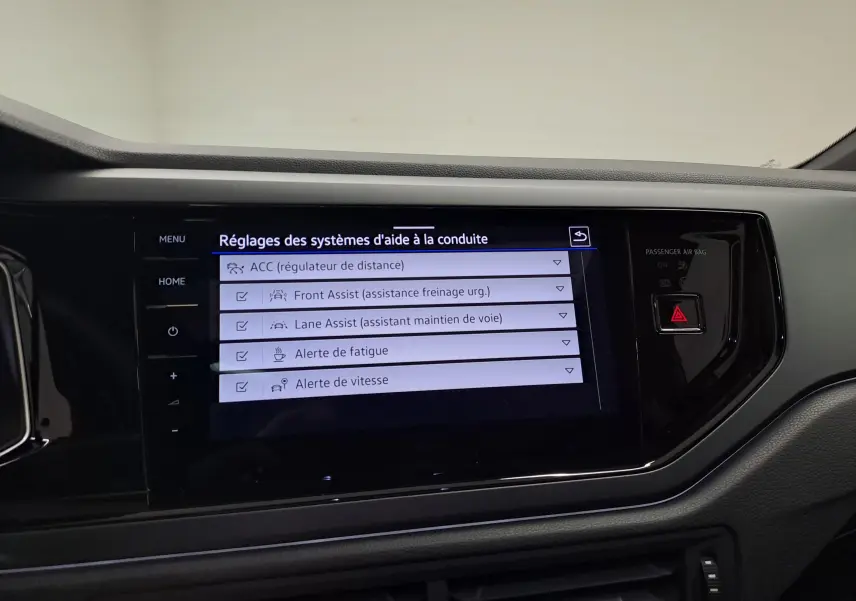 Écran tactile central intérieur du Volkswagen Taigo 2025 affichant les réglages des aides à la conduite.