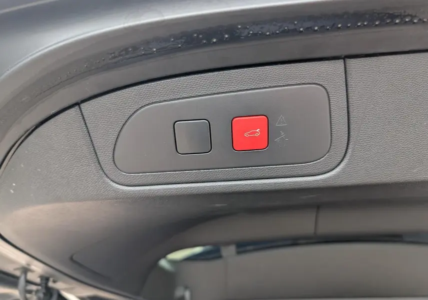 Gros plan sur les boutons de commande du hayon motorisé à l'intérieur du coffre d'un DS7 Bleu Saphir 2024.