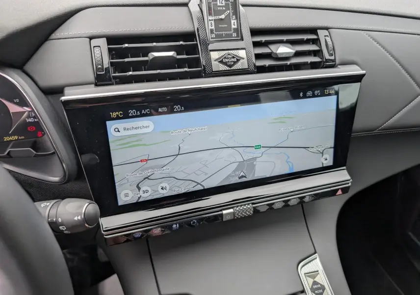 Vue rapprochée de la console centrale du DS7 2024, écran tactile avec navigation 3D et horloge analogique élégante.