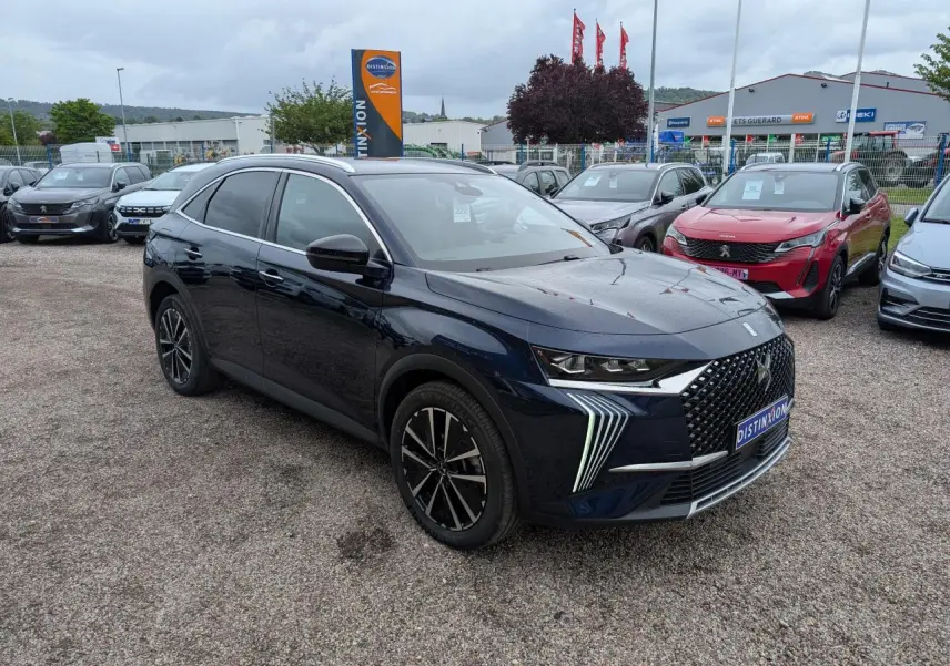 DS7 2024 bleu saphir métallisé en 3/4 avant droit avec calandre DS Wings et feux LED distinctifs.