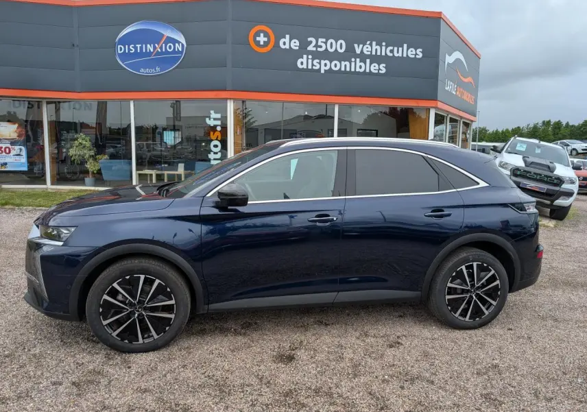 Vue latérale droite d'un DS7 2024 bleu saphir métallisé avec jantes alliage noires et vitres surteintées.