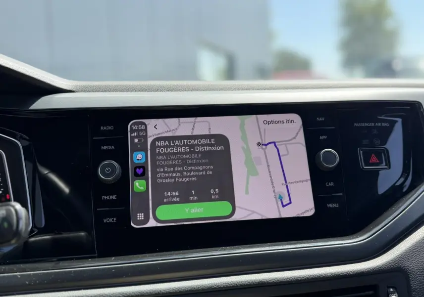 Écran tactile central du Volkswagen Taigo TSI 116 DSG R-Line affichant la navigation GPS en intérieur.