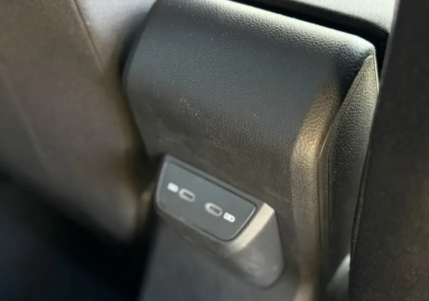 Gros plan sur les deux ports USB-C de recharge situés à l'arrière du Volkswagen Taigo TSI 116 DSG R-Line 2025.