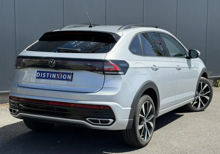 Vue 3/4 arrière droite d'un Volkswagen Taigo argent Reflex avec jantes alliage 18" et détails noirs R-Line.