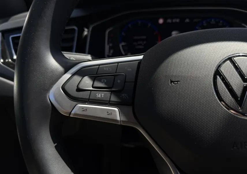 Gros plan sur le volant cuir multifonctions côté gauche du Volkswagen Taigo TSI 116 DSG R-Line 2025.