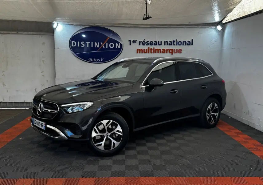 Mercedes GLC 300 E Business Line gris foncé, vue 3/4 avant droit, avec jantes distinctives et calandre chromée.