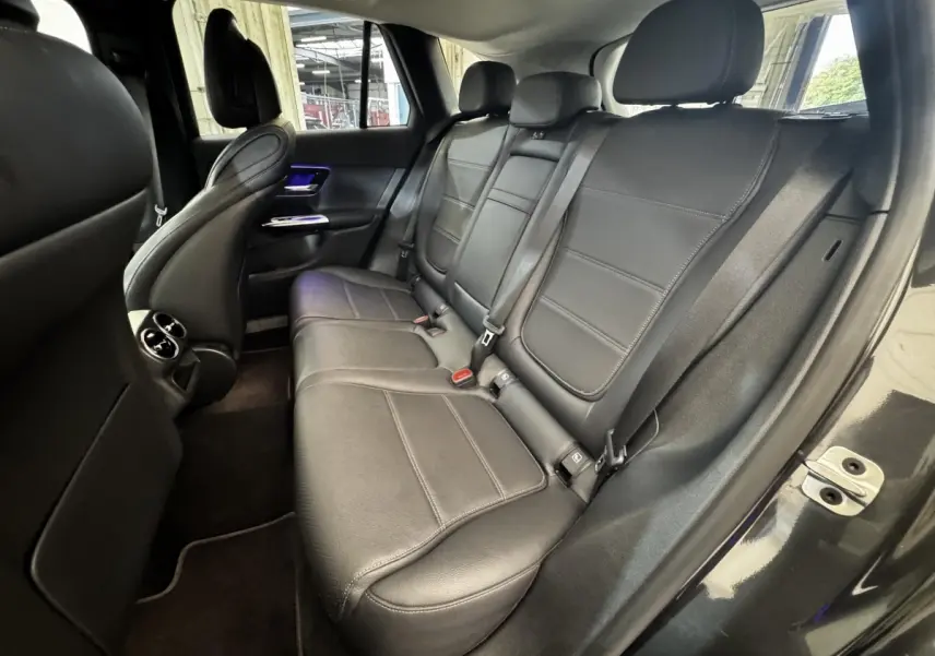 Vue intérieure arrière du Mercedes GLC 300 E Business Line 2023, sièges en cuir noir et habillage sombre.
