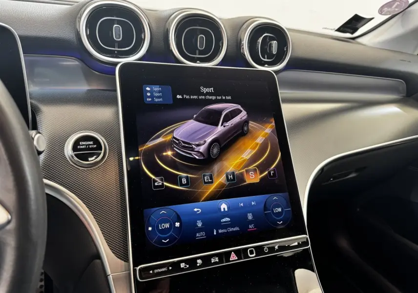 Vue intérieure du tableau de bord du Mercedes GLC 300 E 2023, écran tactile central affichant mode Sport.