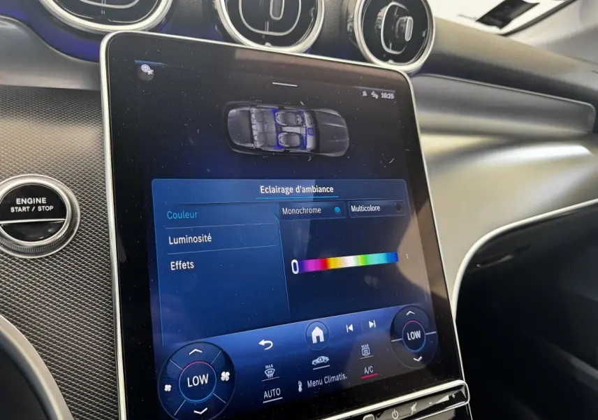 Écran tactile central du Mercedes GLC 300 E Business Line 2023 montrant le réglage de l’éclairage d’ambiance intérieur.