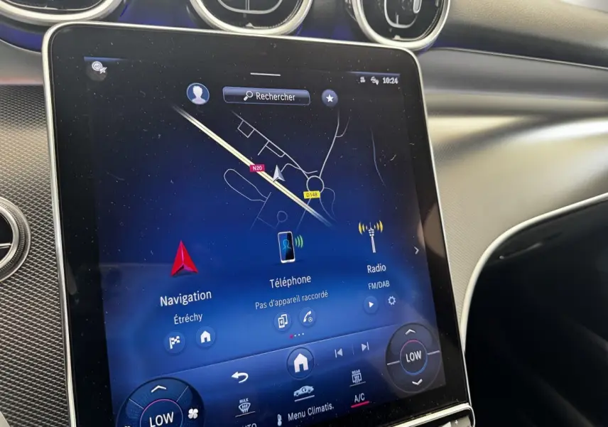 Écran tactile central du tableau de bord du Mercedes GLC 300 E Business Line 2023, affichant la navigation et la climatisation.