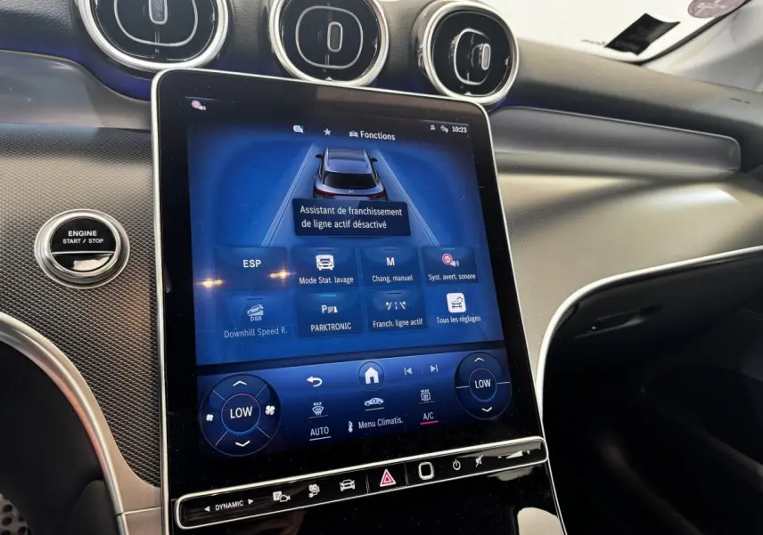 Vue intérieure du tableau de bord du Mercedes GLC 300 E Business Line 2023, écran tactile central et aérateurs ronds visibles.