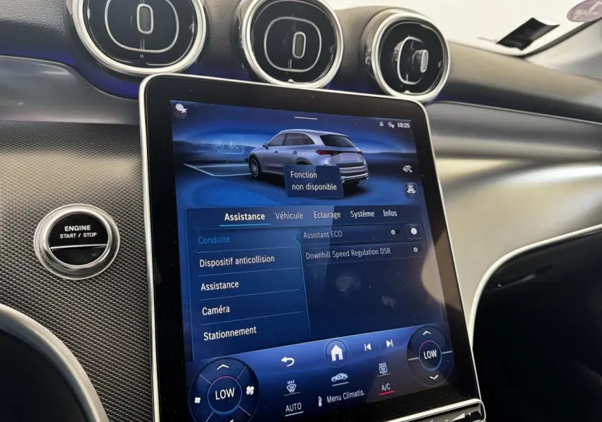 Vue intérieure du tableau de bord du Mercedes GLC 300 E Business Line 2023, écran tactile affichant les options d'assistance.