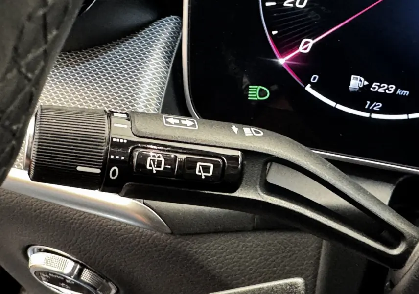 Gros plan sur la manette de clignotant et essuie-glace du tableau de bord du Mercedes GLC 300 E Business Line 2023.