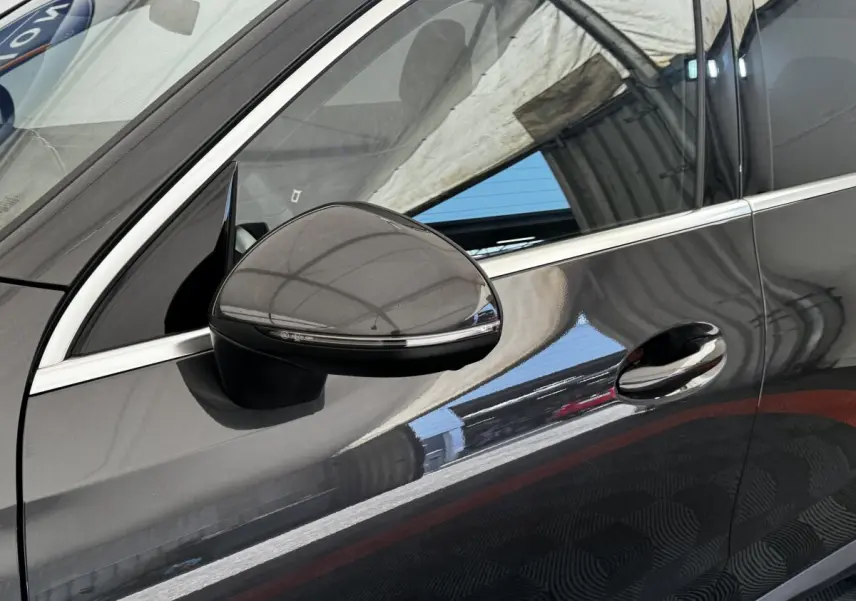 Détail du rétroviseur et de la porte côté gauche d’une Mercedes GLC 300 E Business Line gris foncé 2023.