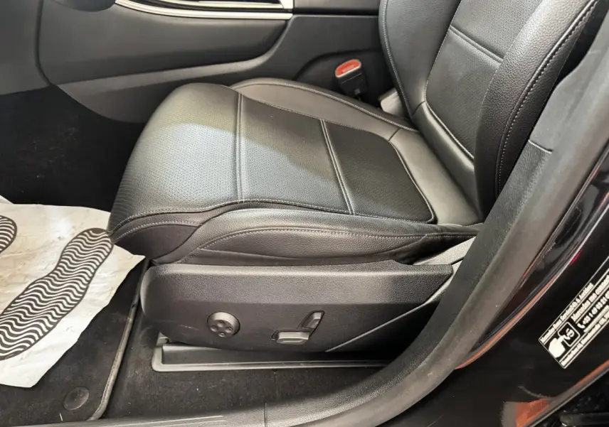 Gros plan sur le siège conducteur en cuir noir du Mercedes GLC 300 E Business Line 2023, vue côté gauche ouverte.
