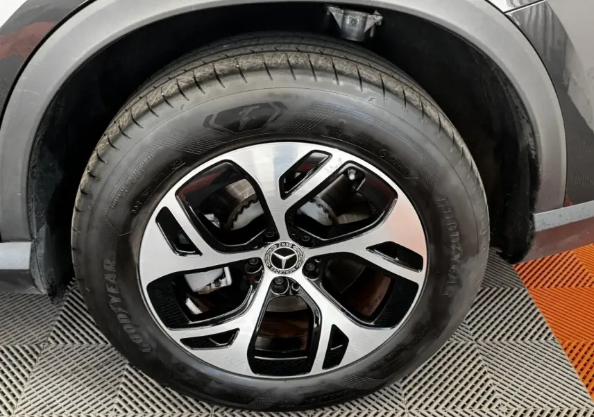 Gros plan sur la roue avant droite d’un Mercedes GLC 300 E Business Line gris foncé avec jante alliage bicolore.