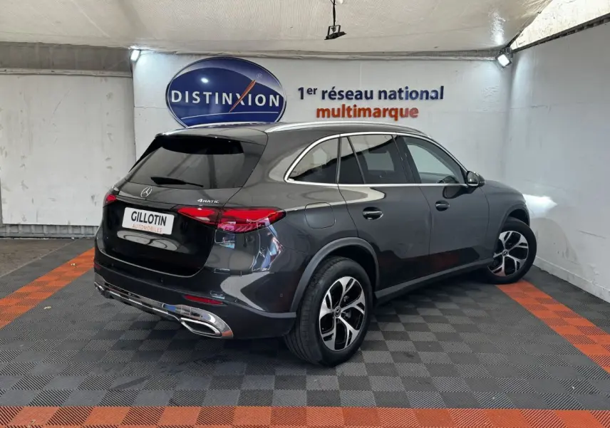 Mercedes GLC 300 E Business Line gris foncé, vue 3/4 arrière droit en intérieur avec jantes distinctives 4MATIC.
