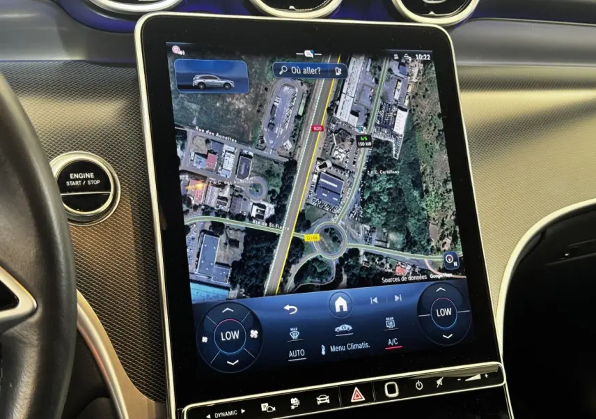 Écran tactile central du Mercedes GLC 300 e Business Line 2023 affichant la navigation satellite en vue intérieure.