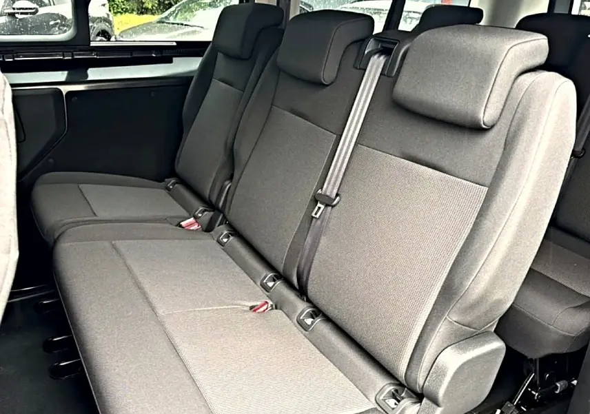Vue intérieure de la banquette arrière grise du Fiat Scudo Combi 2026, avec appuie-têtes et ceintures visibles.
