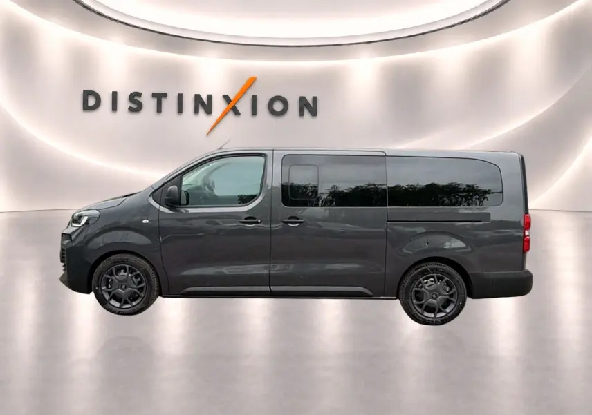 Vue de profil côté gauche du FIAT Scudo Combi gris titane avec porte latérale coulissante et vitres teintées.