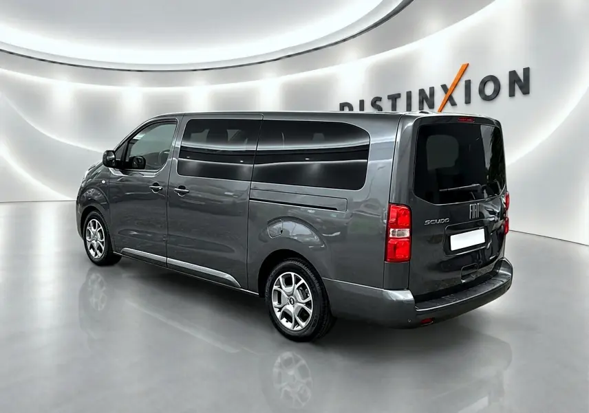 Vue 3/4 arrière droite d'un FIAT Scudo Combi gris titane avec porte latérale coulissante et vitres teintées.