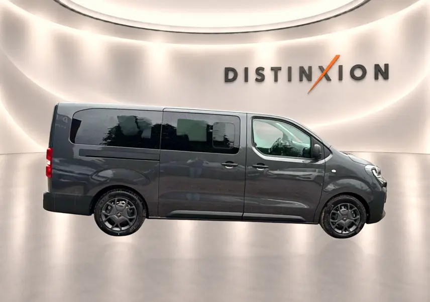 Profil droit du Fiat Scudo Combi gris titane 2026 avec porte latérale coulissante et vitres teintées.