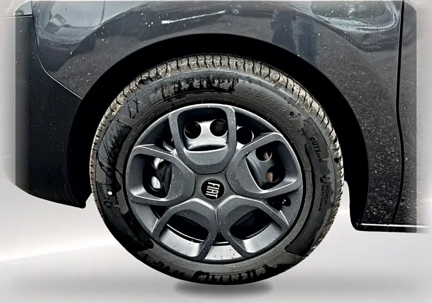 Gros plan sur la roue avant gauche gris titane du FIAT Scudo Combi avec jante en alliage et logo central Fiat.