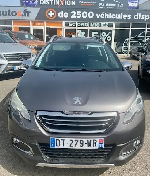 Vue avant d'un Peugeot 2008 gris métallisé 2015, version Crossway, avec calandre chromée et plaques françaises visibles.