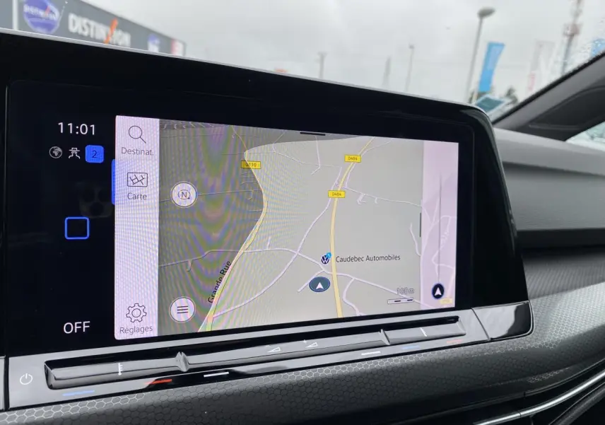 Écran tactile du système de navigation Discover Media dans l'habitacle de la Volkswagen Golf blanche, vue de face.