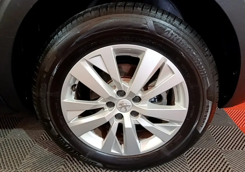 Gros plan sur la jante argentée de Peugeot 5008 2020 avec logo lion au centre et pneu Bridgestone noir.