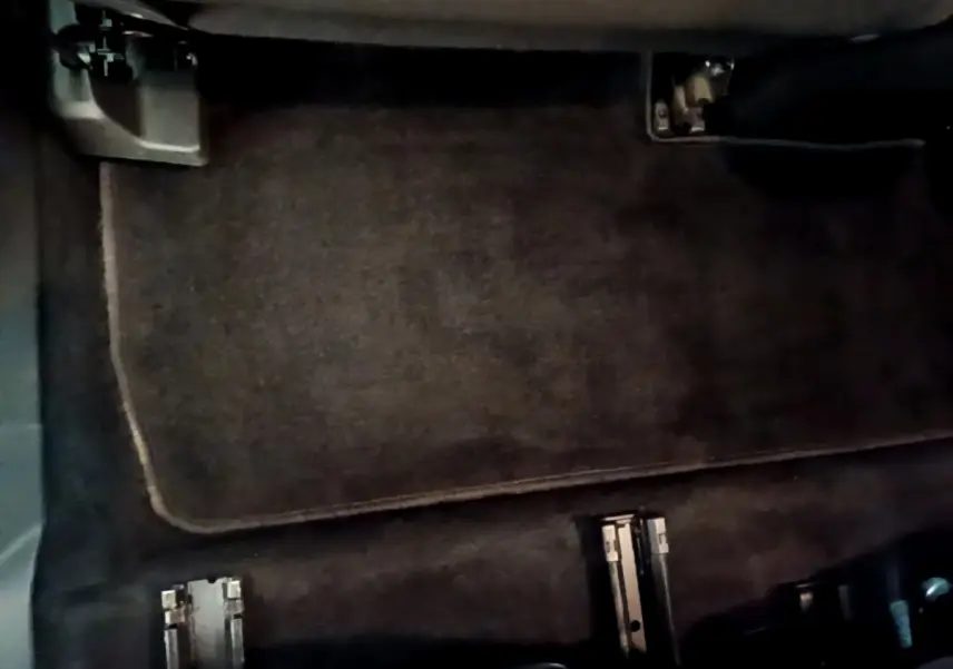 Gros plan sur le plancher arrière gris foncé du Peugeot 5008 2020, montrant les fixations des sièges amovibles.