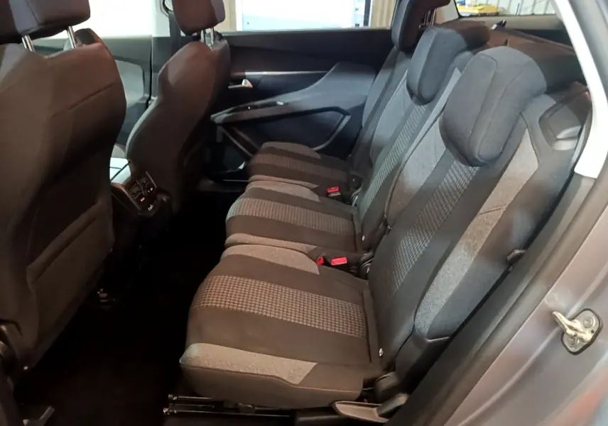 Vue latérale intérieure côté droit montrant les sièges arrière gris foncé du Peugeot 5008 2020.