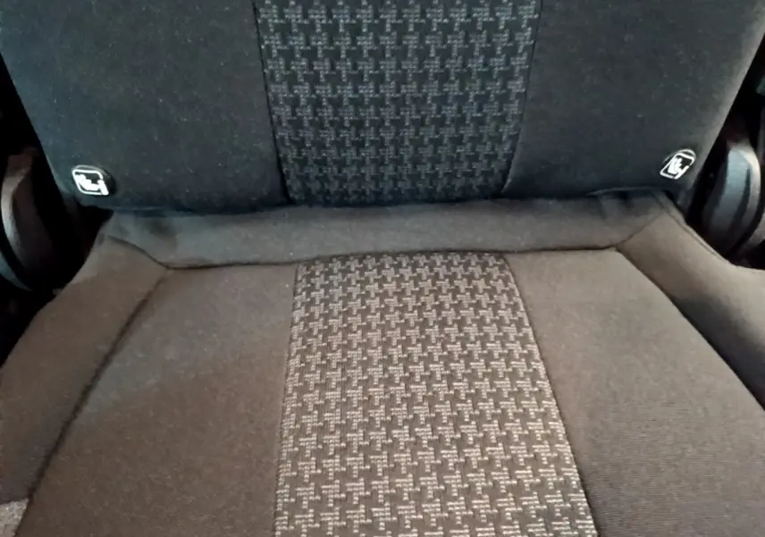 Gros plan sur le siège arrière en tissu noir et gris du Peugeot 5008 2020, montrant les fixations Isofix.