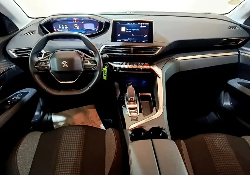 Vue intérieure avant du Peugeot 5008 2020 avec tableau de bord numérique, écran tactile central et volant cuir multifonctions.