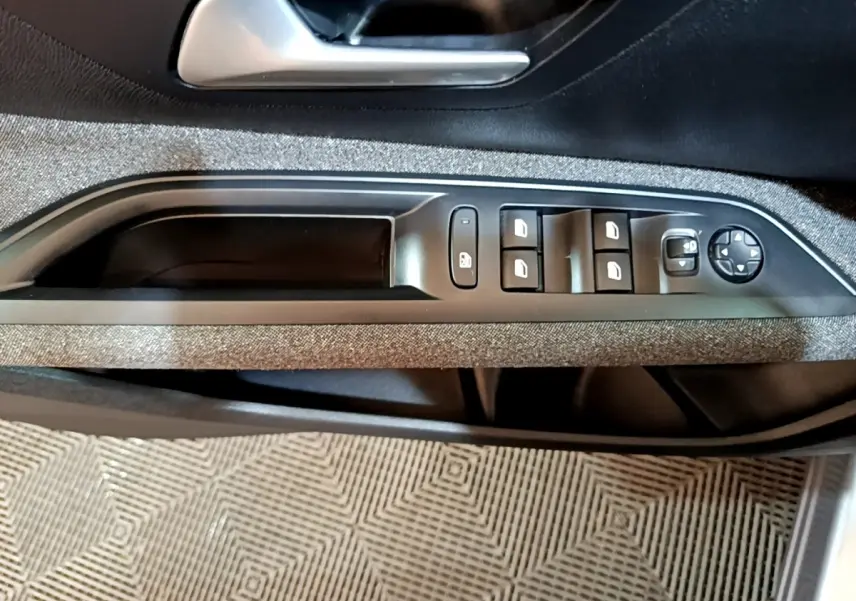 Gros plan sur la commande des vitres et rétroviseurs côté conducteur, garniture tissu gris foncé Peugeot 5008 2020.
