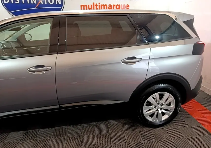 Vue latérale droite du Peugeot 5008 gris foncé 2020, mettant en valeur les vitres teintées et les jantes alliage.