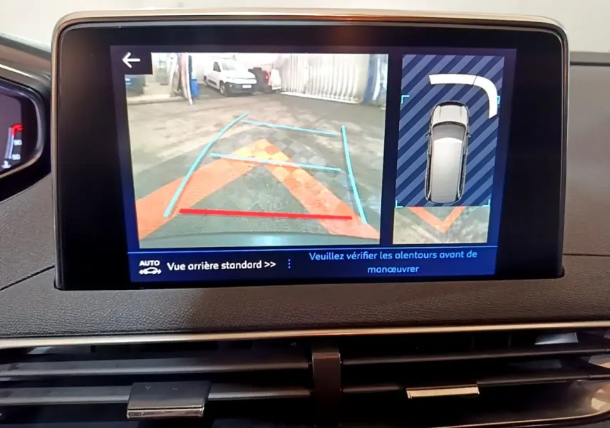 Écran tactile intérieur du Peugeot 5008 gris foncé montrant la caméra de recul et l’aide au stationnement arrière.