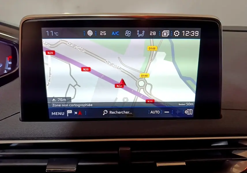 Écran tactile central du tableau de bord du Peugeot 5008 2020 affichant la navigation GPS en mode carte.