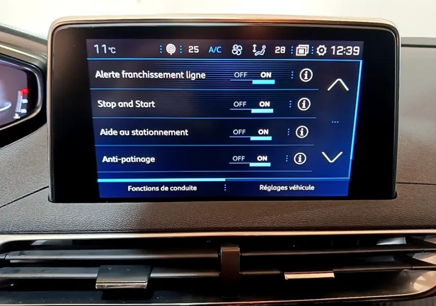 Écran tactile central du tableau de bord du Peugeot 5008 2020 affichant les réglages d’aides à la conduite.
