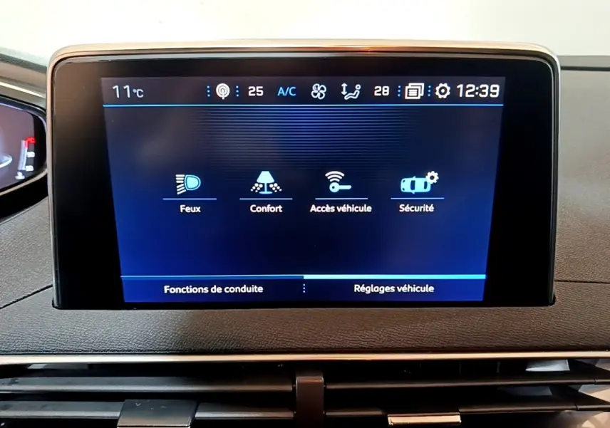 Écran tactile central du Peugeot 5008 2020 affichant les réglages de feux, confort, accès véhicule et sécurité.