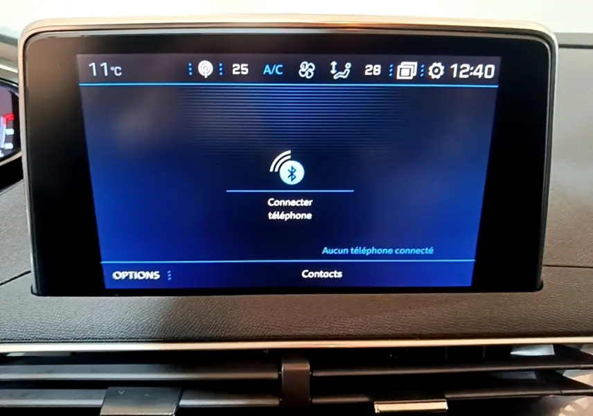 Écran tactile central du tableau de bord du Peugeot 5008 gris foncé, affichant la connexion Bluetooth téléphone.