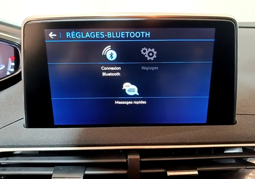 Écran tactile central du tableau de bord du Peugeot 5008 gris foncé affichant les réglages Bluetooth.