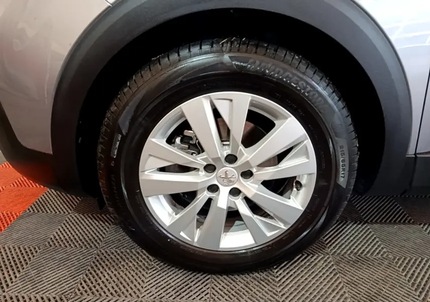 Gros plan sur la roue avant droite gris foncé du Peugeot 5008 avec jante alliage et pneu Bridgestone.