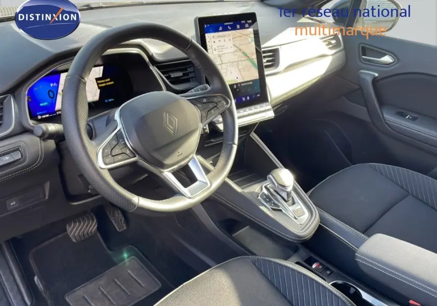 Vue intérieure côté conducteur du Renault Symbioz 2025, tableau de bord moderne avec écran tactile vertical et volant cuir noir.