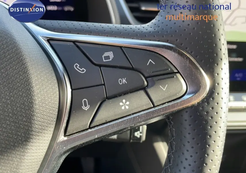 Gros plan sur les commandes multifonctions à droite du volant en cuir perforé du Renault Symbioz gris cassiopée métal.