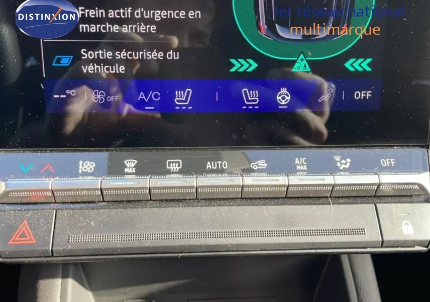 Vue rapprochée du tableau de bord tactile de la Renault Symbioz 2025 gris cassiopée, montrant les commandes climatisation et sécurité.