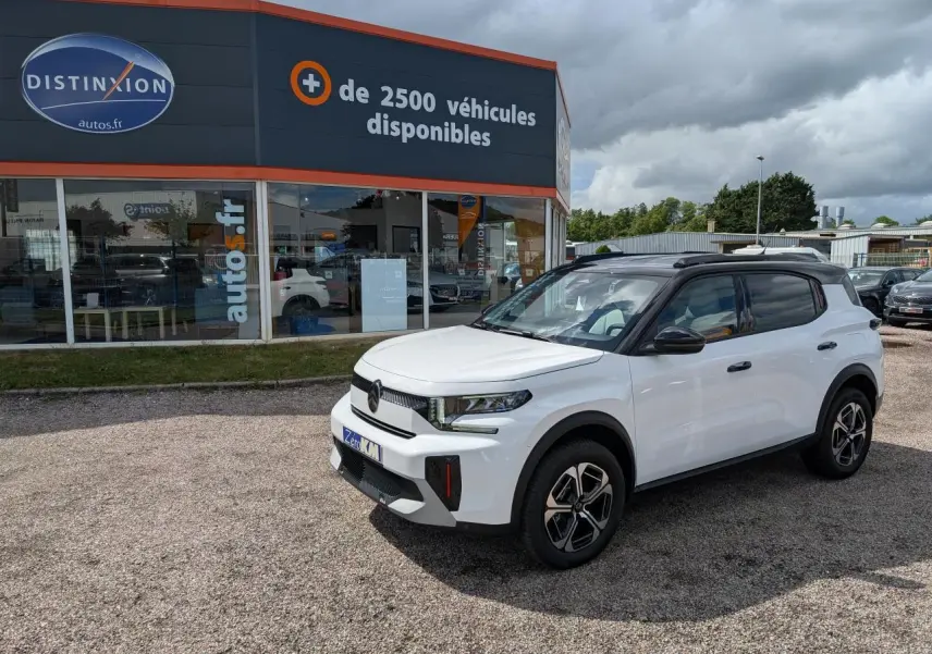 Citroën C3 Aircross blanc Banquise vue 3/4 avant droit avec toit noir Perla Nera sur parking extérieur.