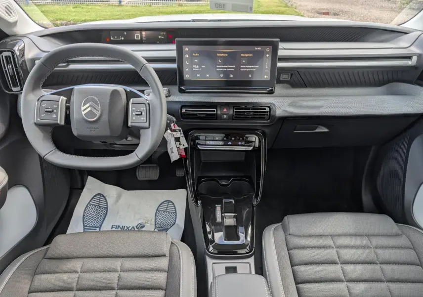 Vue intérieure avant du tableau de bord et volant multifonctions de la Citroën C3 Aircross 2026 avec écran tactile central.